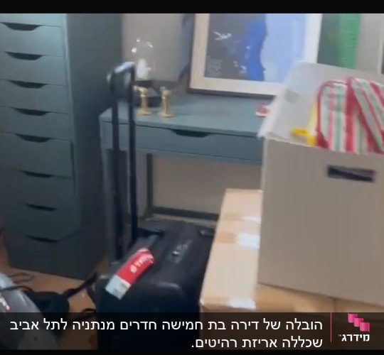 מזוודה שחורה, קופסאות קרטון ולוח אריזה